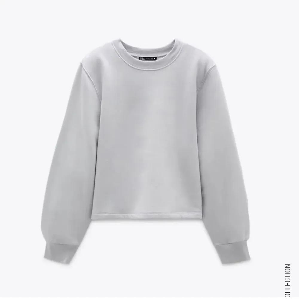 Säljer denna tröjan då jag inte gillar hur den sitter på mig. Väldigt fin grå färg och har även en vit likadan. Använd fåtal gånger men ser ut som nyskick. Tror storleken är S eller M!. Tröjor & Koftor.
