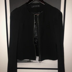 Kavaj - Kort kavaj med puffaxlar. Säljer pga för liten o nästan aldrig använd.