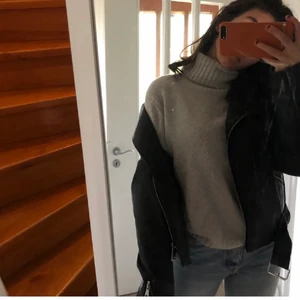 Grå polo stickad tröja - Grå polo stickad tröja. Aldrig använd. Köptes i frankrike för 250kr+. Säljs då den inte används. Skick:10/10. Sticks ej på kroppen