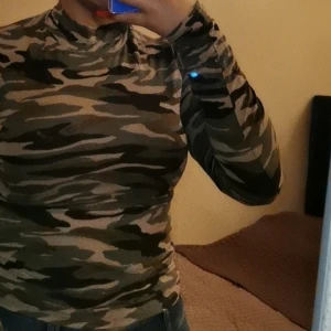 Tröja  - Tajt tröja använd ett par ggr, bra skick 