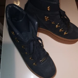 Nya skor  - Aldrig använt, nypris 2300 jag säljer för 700 pris kan diskuteras skorna kommer i  kartong. De ljusrosa är storlek 40 och de marinblå är 39 