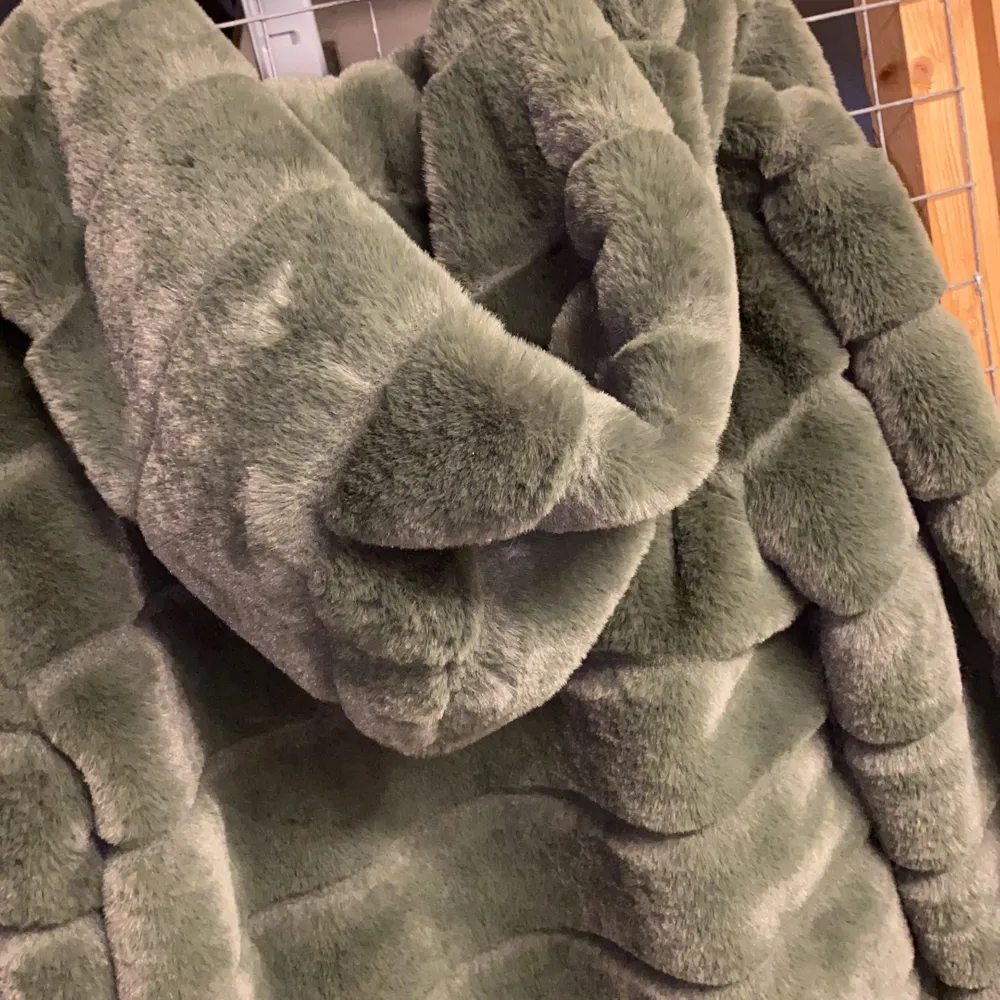 En jättefin faux fur jacka med luva från White Icy i storlek Small. Jackan är i jättebra skick och i ”Moss” grön färg.. Jackor.