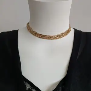 Vacker chocker halsband i guldfärg. Längd  kan justeras mellan 32-38 cm. Bra stick! 