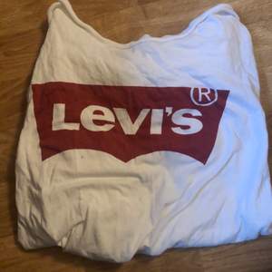 En fin Levis tröja i stl M, har en liten fläck vid loggan. Visas vid intresse