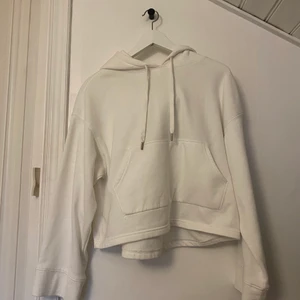 Vit Hoddie - Vit hoddie i bra skick! Bara använd några gånger ✨