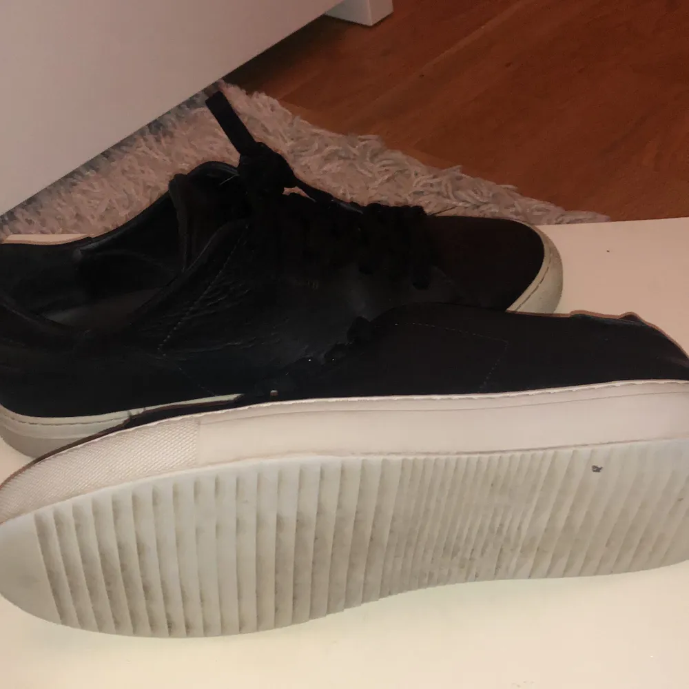 Säljer ett par skitsnygga svarta arigato skor st 40. Läder så smuts kan tvättas enkelt hursomhelst se dessa precis blivit rengjorda. Skick 7/10 och köptes för 1800kr . Skor.