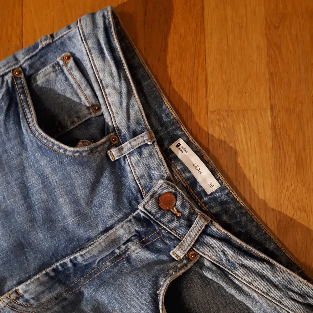 Mina favvo-jeans från Gina som tyvärr har blivit för små. Riktigt jeansmterial med lite strech, supersköna. Highwaisted storlek 36. Köpare står för frakten. Kontakta mig om du är intresserad :). Jeans & Byxor.