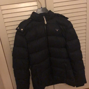 Jacka - Jättemysig puffjacka från Gant i mörkblå. Köpt för 1300kr, skick 9/10, säljs för 600kr.