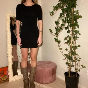 🦇 Lilla svarta 🦇 - Tight klänning med brottarrygg och trekvartslånga ärmar 🦋 skotta ett meddelande om du är sugen 😋