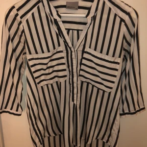 Skjorta Vero Moda  - Randig skjorta från Vero Moda
