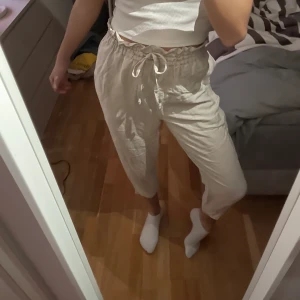 Linnebyxor - Säljer mina beiga linnebyxor från H&M! Jag är 174 cm lång och säljer de pga att de är alldeles för korta för mig! Priset är exklusive frakt🥰