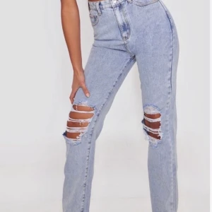 Vida jeans - Blåa vida jeans med hål på knäna. Storlek 38 och är stora i storleken. Använda få antal gånger. Kan mötas upp i Jönköping annars tillkommer fraktkostnad. 🖤