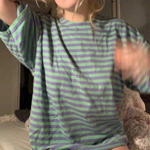 Marimekko t-shirt - sitter baggy på mig med s/m! bra skick och så fina färger! skriv för fler frågor eller bilder 🥰🧚🏼‍♀️💫 bud just nu: 210kr! 