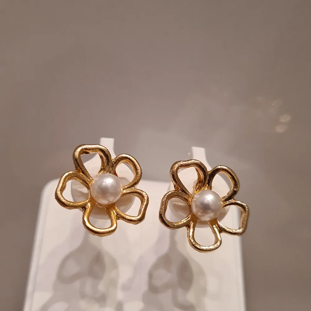 Sjukt snygga guld-örhängen formade som blommor med en pärla i mitten. Säljer för 79 kr. Först till kvarn!!💕💕💕. Accessoarer.