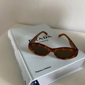 Chimi  - Supersnygga solglasögon från Chimi x Elsa Hosk. Helt slutsålda överallt. Som i nyskick! 