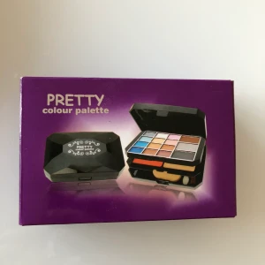 Ny smink kit 🌈 - Ny smink kit 💄 Fick i klapp, aldrig anv. Pris: 50 kr 🚫Djurfritt och rökfritt hem 📍Kan mötes upp i Mölnlycke (Frakt 66 kr)