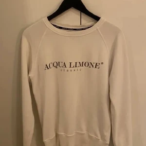Aqua limone tröja - Säljer min Aqua limone tröja som är näst intill oanvänd!💞Nypriset är 800kr.