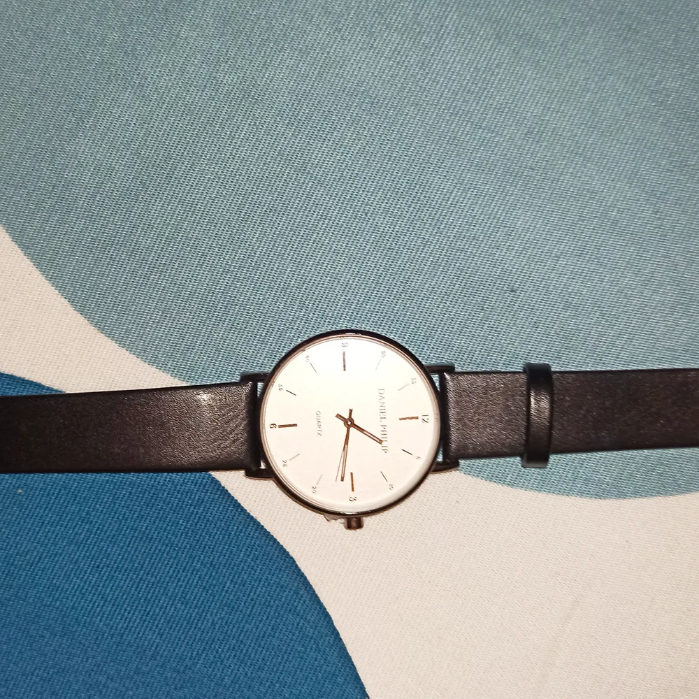 Säljer en minimal stilren designer klocka som jag fick som present. Helt ny! Ordinarie pris är 2400 kr  . Accessoarer.