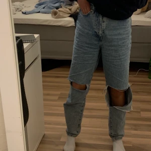 momjeans - Säljer nu mina favoritjeans pga att de inte riktigt är min stil längre. Som ni ser så är de lite långa på mig men det funkar minst lika bra ändå! ✨ De är i storlek 36 men är personligen en 32 så de passar 32-36 beroende på hur man vill att de ska sitta! ✨                                                             KÖPAREN BETALAR ALLTID FÖR FRAKTEN! 