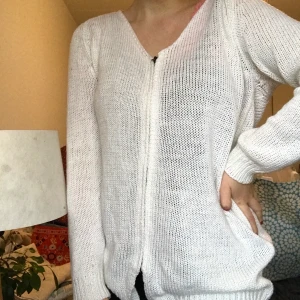 Vit kofta  - Cool vit kofta från Cubus i storlek M (passar normalt S-M). 80kr + frakt 🥰🌟