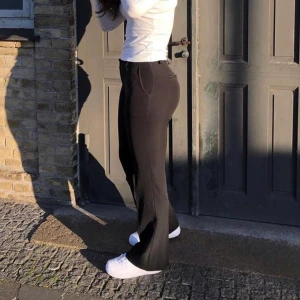 Kostymbyxor  - Säljer mina as snygga kostymbyxor från Design By Si i storlek xs då dem tyvärr är försmå för mig. Dem är helt oanvända, enbart testade. Köparen står för frakten. (Lånade bilder)🥰