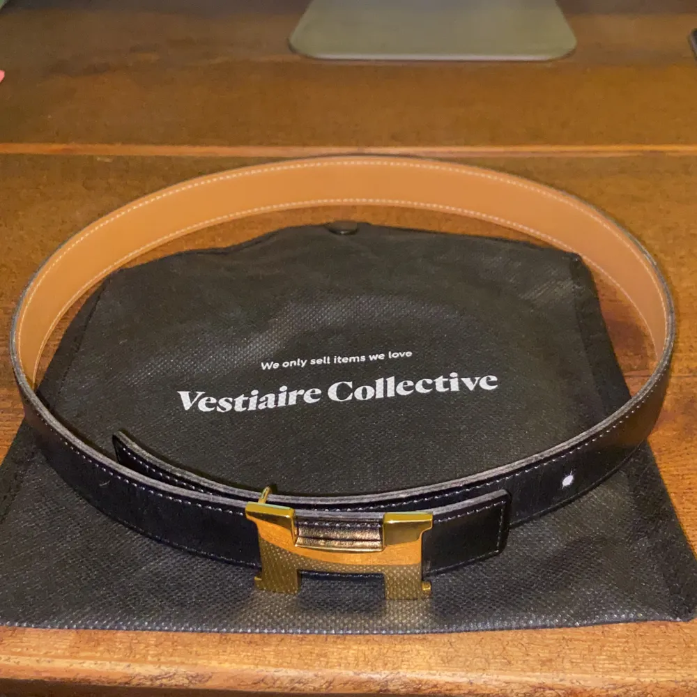 Im selling a vestiaire collective certified Hermes belt with a gold buckle. The leather belt is reversible and is in a good condition. Size: 24mm, length is 65. Can be picked up at my adress near Malmö Stadion. Or meet in the city. Cash only.. Accessoarer.