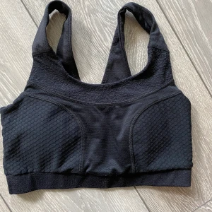 Gymshark sport-bh - Säljer min gymshark sport-bh som är använd ett fåtal gånger bara.  Köparen står för frakt ✨