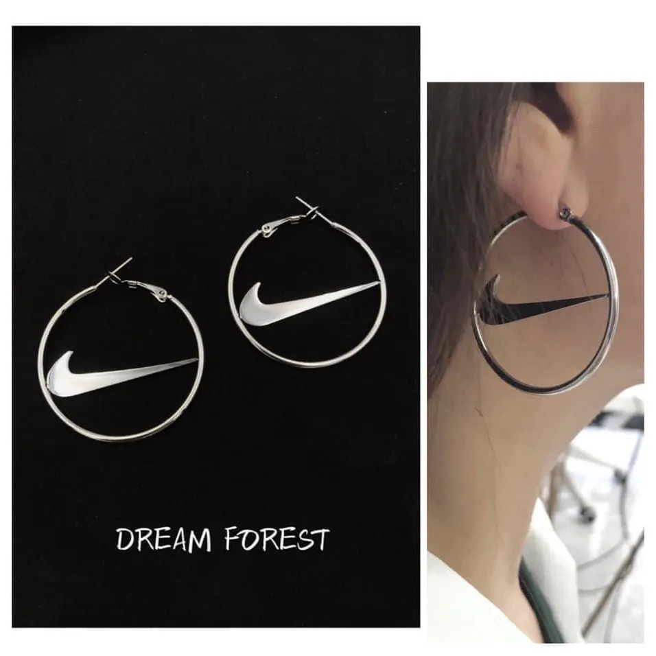 I sell this new nike earrings which is very cool✨✨. Accessoarer.