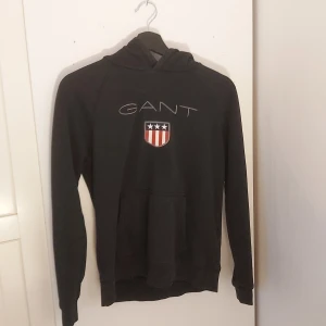Gant hoodie - En svart Gant hoodie som är använt och ganska medel stor