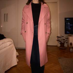 Jättefin rosa kappa från ONLY ⭐️ Knappt använd, i storleken S! Buda i kommentarer eller dm!! 
