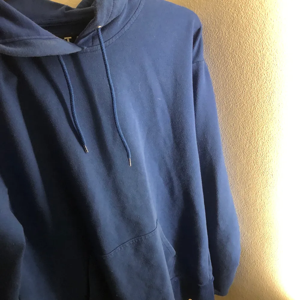 Blå hoodie, köpt på plick, använd få gånger, i bra skick. Stl xs men funkar xs-m. Tröjor & Koftor.