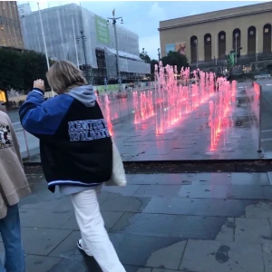 Varsity jacka -  Köptes av en tjej här på Plick, säljer då den aldrig kommit till användning 💕⚡️ bilder lånade!  Högsta bud: 600, buda privat! Avslutas ikväll kl 11! 