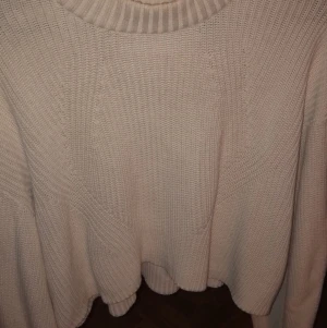 Fin vit stickad tröja - Otroligt mysig stickad tröja. Lite kortare i modellen men ändå ”oversice”. Använd fåtal gånger och är i fint skick!