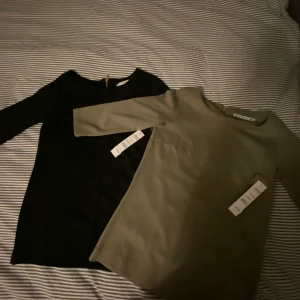 Tunika  - Båda är oanvända och in köpta för 50 kr stycket jag säljer båda för 50kr så det blir alltså halva priset. Dem är i nytt skick och aldrig använda. Skicka gärna fler bilder på plaggen om någon är intresserad av det. Jag fraktar även gärna om köpare står för frakt.