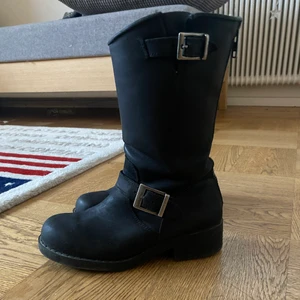 Johnny Bulls stövlar  - Johnny bulls stövlar i stl. 37. Hämtas upp i Malmö. 