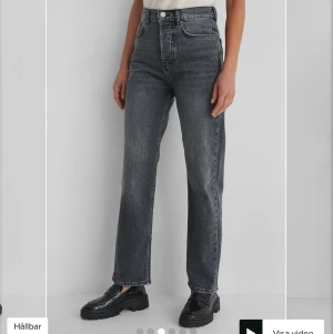 Mango jeans - Super snygga mango jeans i snygg tvätt. Verkligen supersköna och varit en favorit i garderoben men måste tyvärr rensa ur mycket. Storlek 32 men passar även 34 eftersom de är stretchiga. Frakt tillkommer☺️