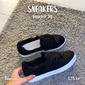Skor- Din Sko / storlek 38 - Så fina sneakers ifrån Din Sko. oanvända, endast testade.  Använda Max 1 gång för test. Lite smutsiga på fotsulan, men i väldigt, väldigt bra skick. Säljes pga tyvärr lite för stora för mig✨ Storlek 38, passar 38/ 37.  Nypris: 599kr  Köparen betalar frakt 🚚  