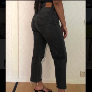 Levi’s jeans  - Levi’s ribcage straight ankle. Hög midja med knapplyft. Använda men är i mycket fint skick, Storlek : 31x29.  Nypris : 1195kr. Säljes för 400kr och frakt tillkommer. (Lånade bilder)
