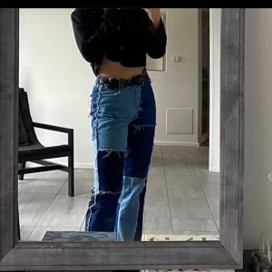 Jeans - Jeans från jaded london, ascoola och bara använd 1 gång. Vanlig i storlek och lagom långa t mig som är ca 1,70 cm lång! 