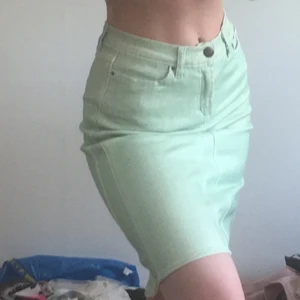 grön kjol - underbar ljusgrön kjol! lite typ glittrig i tyget och väldigt tjock, högmidjad o slutar typ vid knäna  150 kr elr högsta bud💖