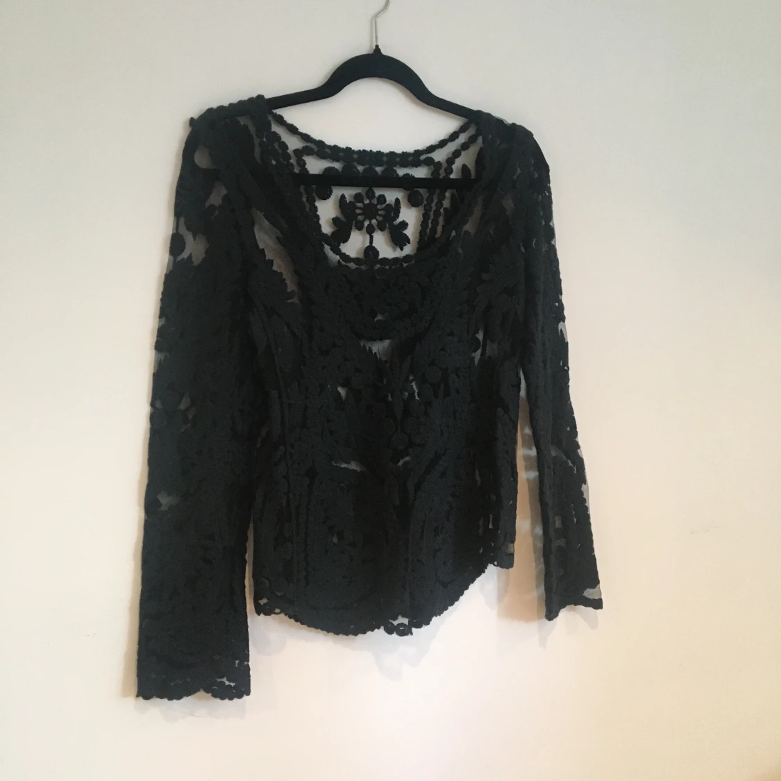 Transparent broderad svart topp