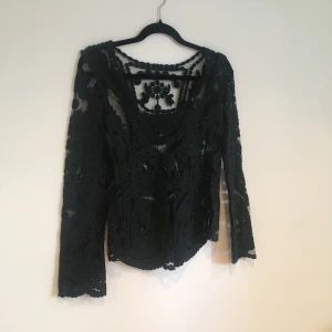 Transparent broderad svart topp - Fint skick! Storlek small 