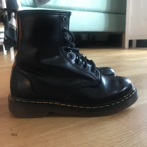 Dr. Martens  - In good condition but has been worn, a few scratches but nothing bad. 8 hole. Buyer pays postal/shipping fee. Buda från 300. 💕