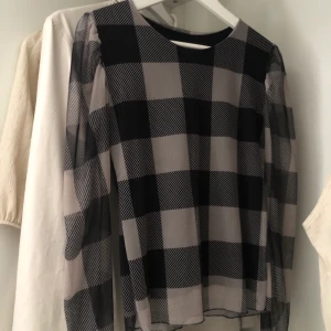 Beige/svart rutig långärmad - Beige/svart rutig tröja i mesh. Kroppen har en undertröja, men armarna är see-through. Säljer för att den ej används. Vet ej märke eller storlek, då det ej finns en lapp. Skulle säga s/m. Köptes i butik i Paris. Startbud är 120kr+frakt!