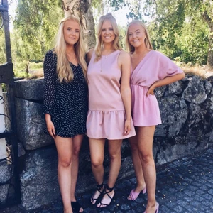 Byxdress - Jättefin rosa byxdress från reversal. Inköpspris 499, säljes för 200:-. Endast använd vid två tillfällen. 