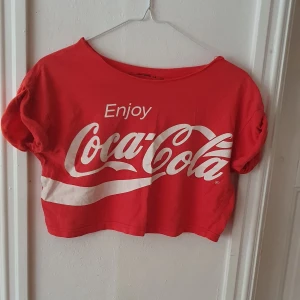 Röd crop top Coca cola - Röd crop top med Coca cola loggan ⭐ Slutar en bit ovanför naveln. Köpt second hand så vet inte hur ofta den är använd. I bra skick! Säljs då den inte används. Storlek 8, passar mig som är ca 172 cm lång 🥰 Kontakta vid frågor/intresse 💜 frakt inräknad