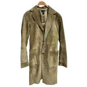 Äkta mocka kappa - Välanvänd men i gott skick, äkta mocka kappa från HM. Den är tunn, lång och oerhört fin 🖤 i storlek 36 men passar lätt 36-38.