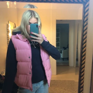 Rosa väst - Snygg oversize rosa dunväst. 