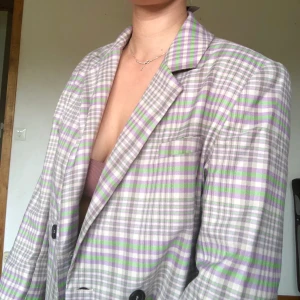 Kavaj från Collusion, strl 42 - Rosa/lila/grön rutig kavaj från Collusion, strl 42. Del av set! Bekväm att bära, snygg som oversize så som jag använt den, använd endast ett fåtal gånger! Köparen står för frakt💕