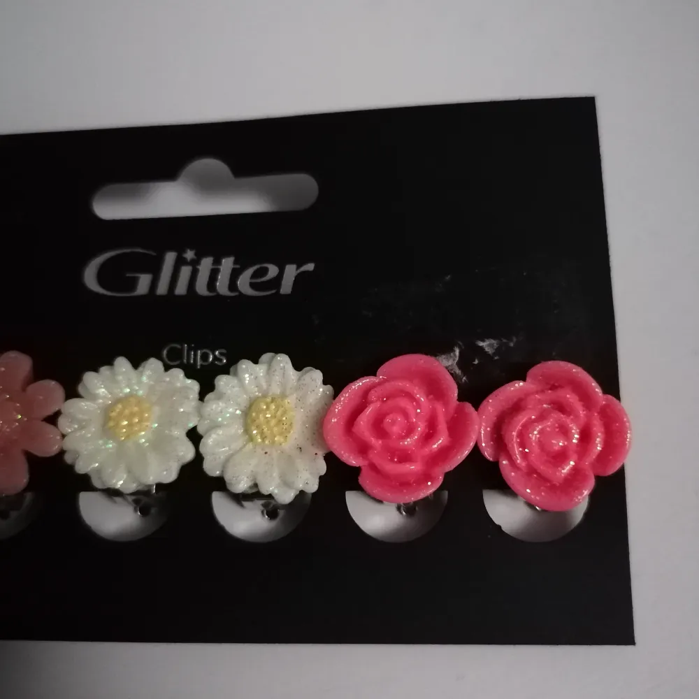 Jättefina klipps med glittriga blommor💖 helt nya och oanvända för fick de i present💖 alla för 70 för alla eller 25kr per par💖. Accessoarer.